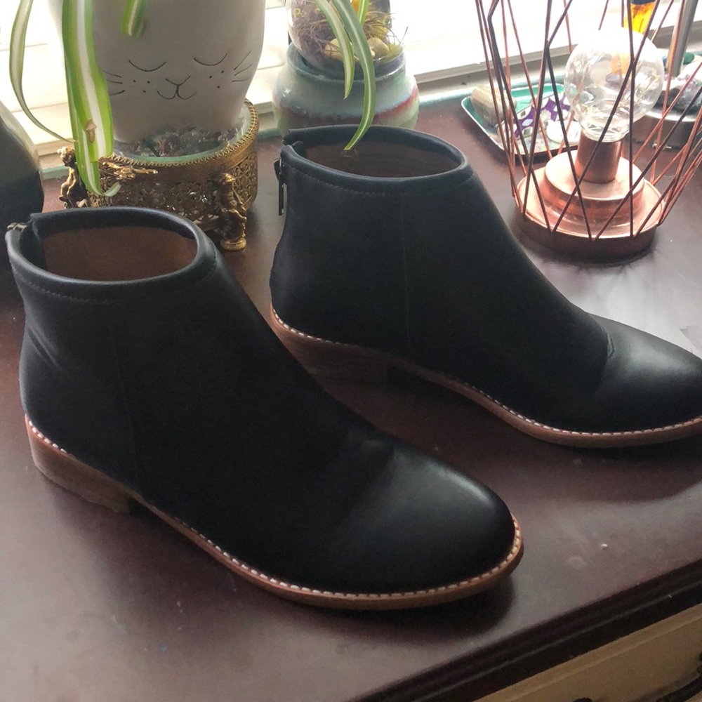 Black size 6M Boots urban outfitters(price as is )